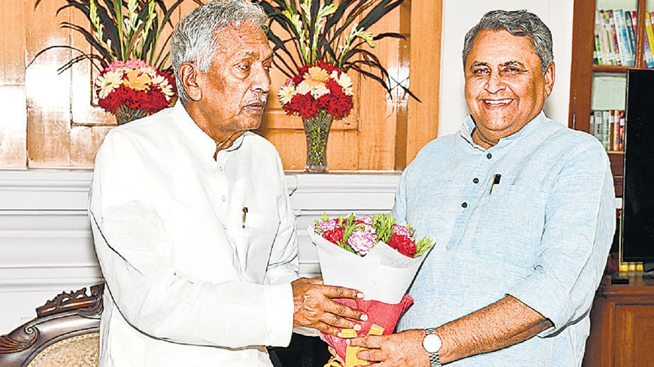 बिहार के शिक्षा मंत्री ने राज्यपाल को सौंपा पत्र,कहा-समय पर परीक्षाएं न होने से छात्रों का भविष्य अधर में