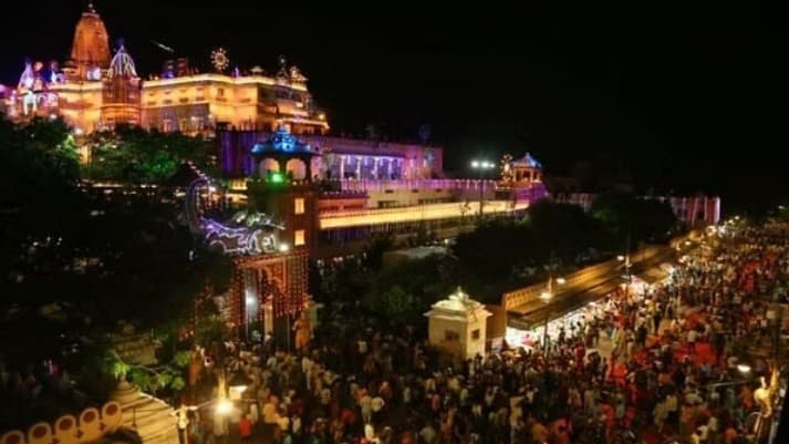 Janmashtami 2023: कान्हा के रंग में रंगा मथुरा-वृंदावन, दुल्हन की तरह सजे मंदिर, जानें कब प्रकट होंगे नंदलाल