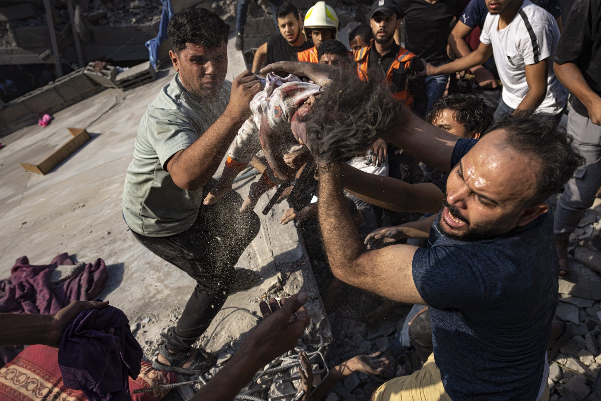 Israel-Hamas war: 250 बंधकों को छुड़ाने का इजरायली सेना का दावा, 60 आतंकी ढेर, देखें दिल दहलाने वाली तस्वीरें