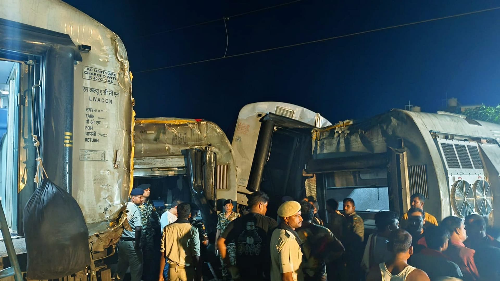 दिल्ली-कामाख्या नॉर्थ ईस्ट एक्सप्रेस के डिब्बे अखिर कैसे पटरी से उतरे ? देखें हादसे के बाद की खास तस्वीर