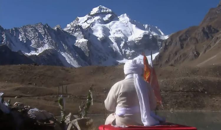 VIDEO: सिर पर सफेद पगड़ी, हाथ में डमरू, पीएम मोदी ने पिथौरागढ़ के पार्वती कुंड में यूं की पूजा-अर्चना