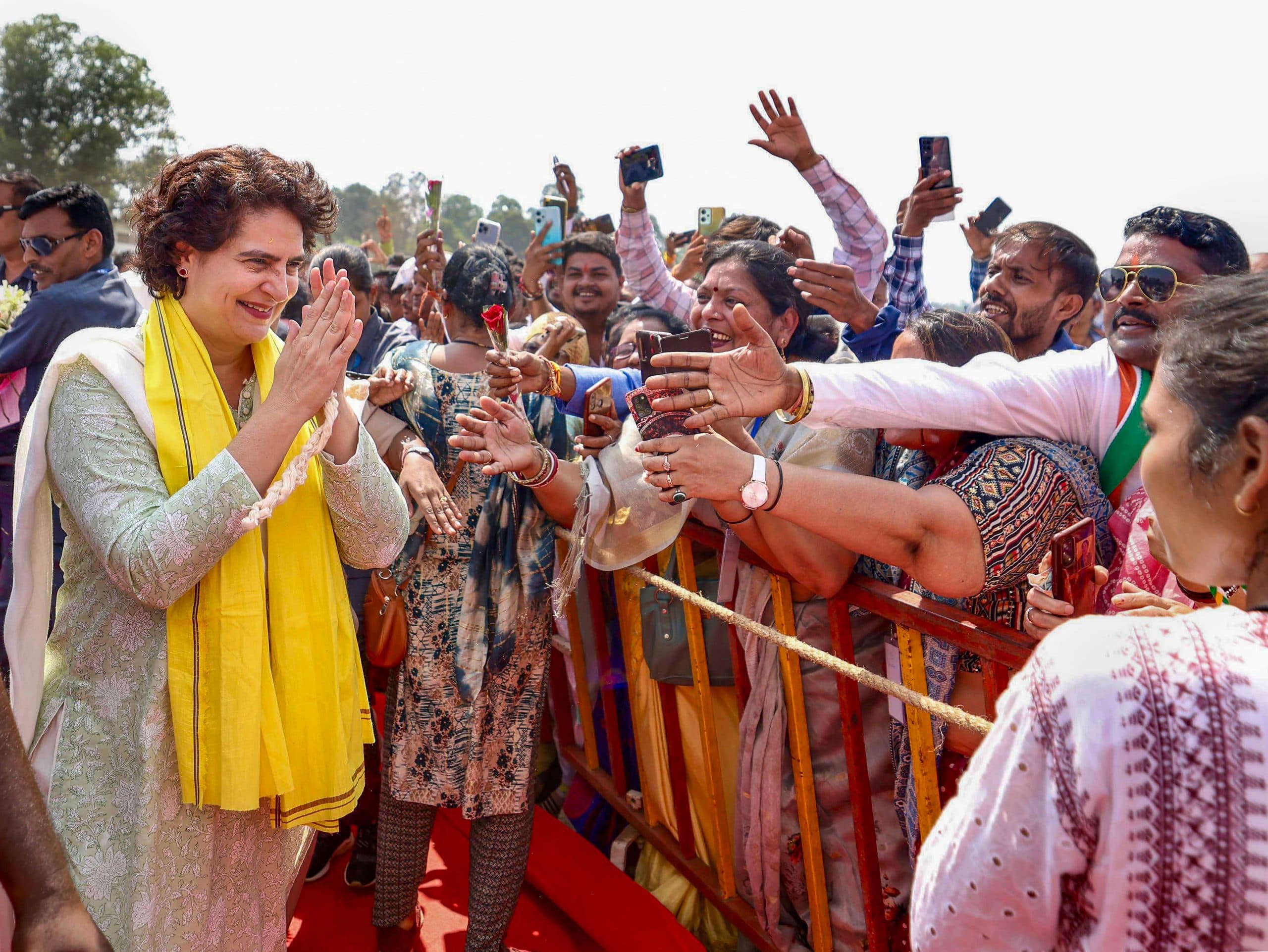 मध्य प्रदेश में स्कूली बच्चों को मुफ्त शिक्षा और भत्ता देने की गारंटी! पढ़ें प्रियंका गांधी ने क्या कहा?