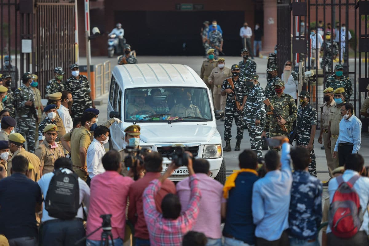 Hathras Gangrape Case: पीड़िता के माता-पिता की बिगड़ी तबियत, अस्पताल जाने से किया इनकार, बातचीत करने पहुंचे सीएमओ