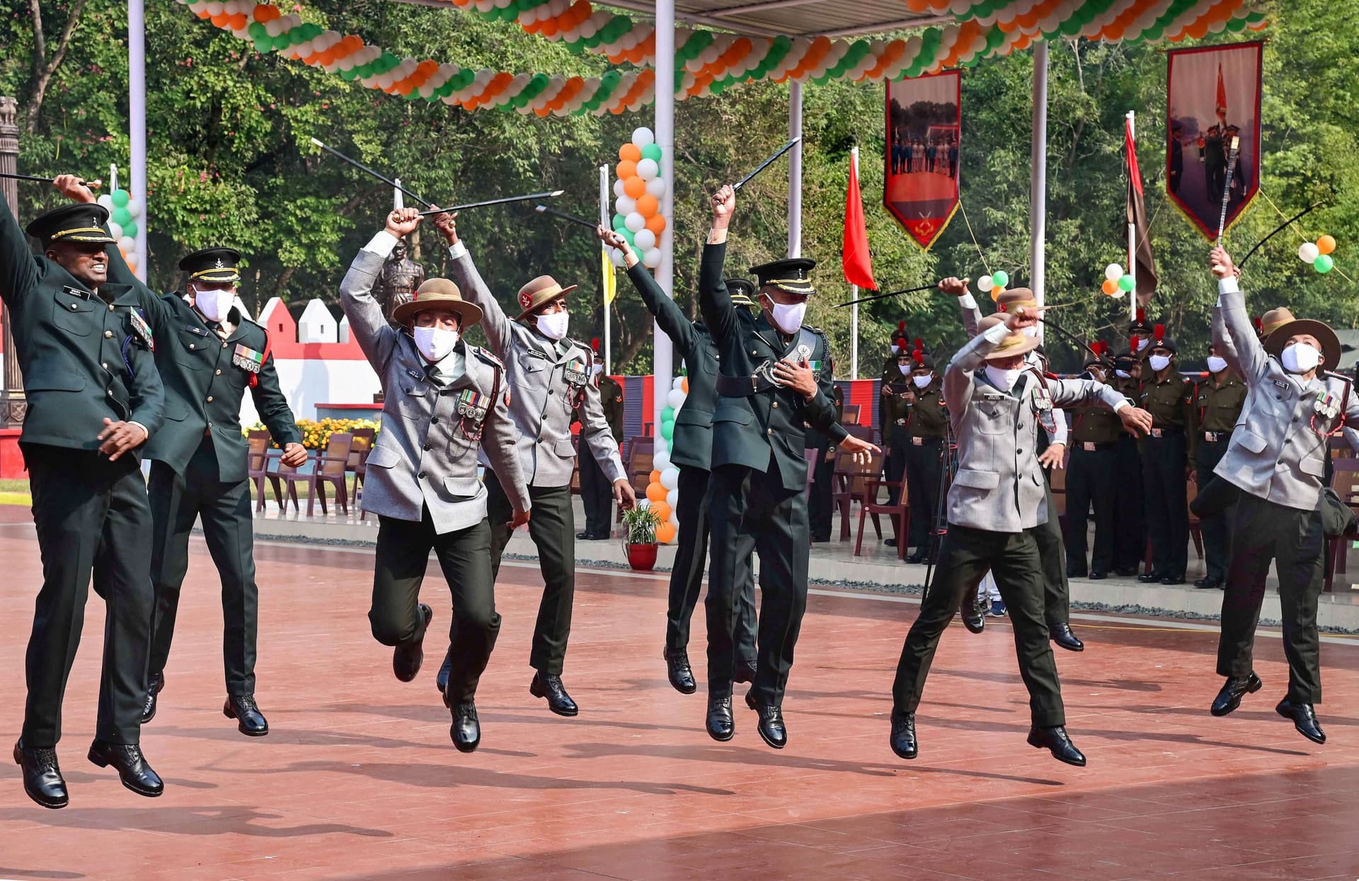 भारतीय सेना में शामिल हुए 325 नये अधिकारी, पासिंग आउट परेड के बाद ऐसे मनाया जश्न, देखें VIDEO