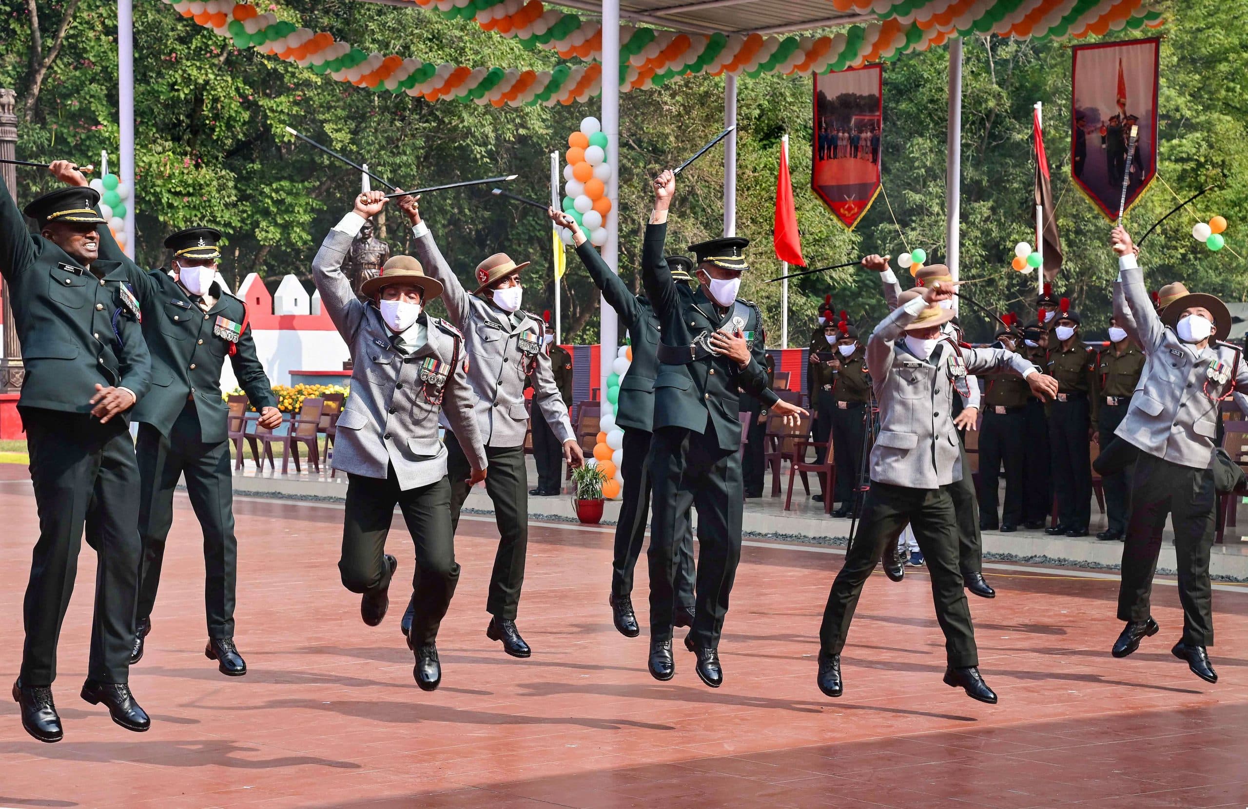 भारतीय सेना में शामिल हुए 325 नये अधिकारी, पासिंग आउट परेड के बाद ऐसे मनाया जश्न, देखें VIDEO