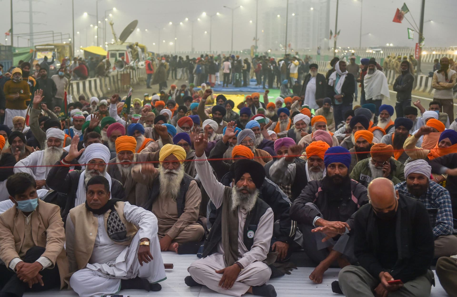 Farmers Protest: किसानों का आंदोलन हुआ खत्म, नोएडा का चिल्ला बॉर्डर किया खाली, आवागमन शुरू