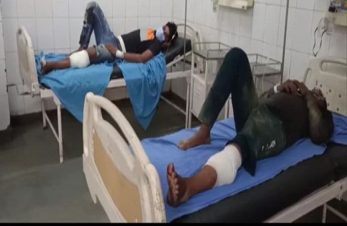 UP News: भुठभेड़ में घायल दोनों तस्करों की हालत स्थिर, पुलिस कर रही है कार्रवाई, हथियारों के साथ मिली फर्जी नंबर प्लेट की कार