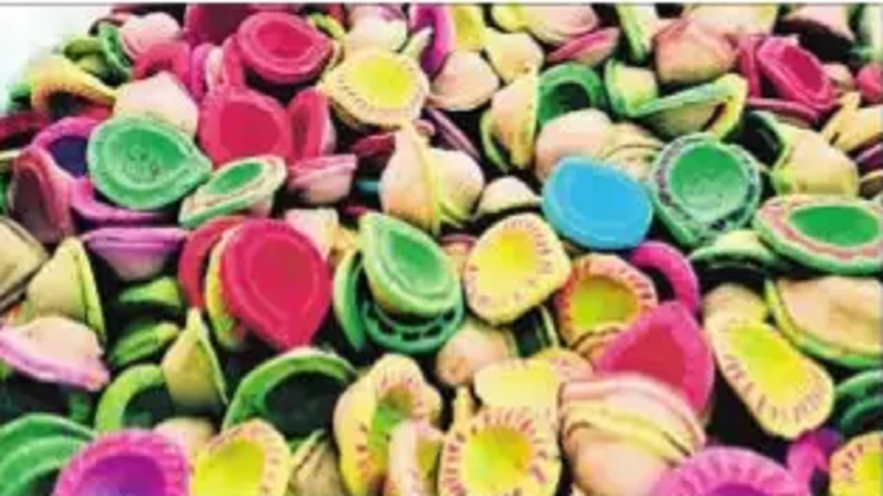 Diwali 2022: घरों को जगमग करने के लिए गोबर से तैयार किया गया दीया, 40 प्रकार की बनाई जा रही विभिन्न चीजें