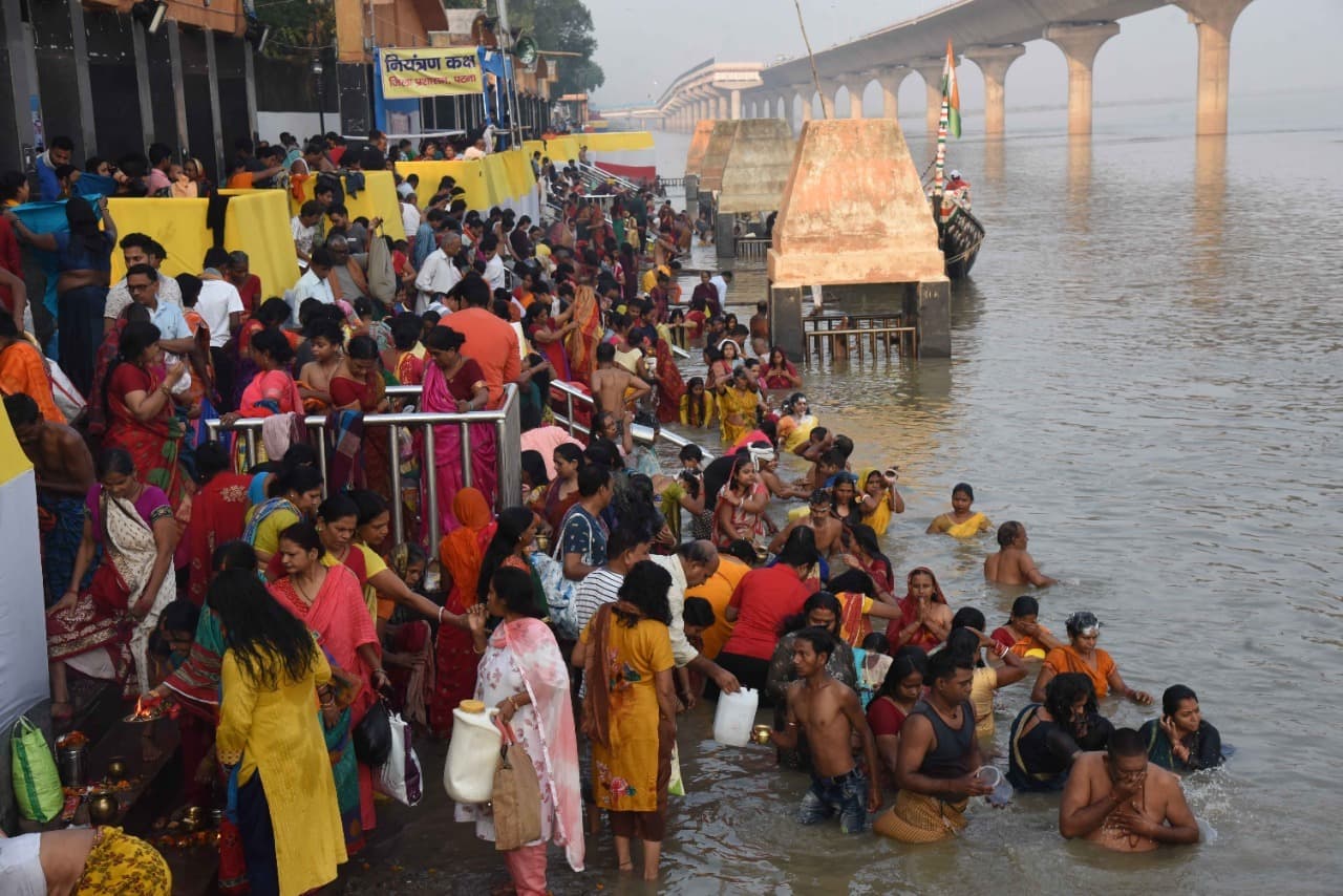 Kartik Purnima 2022 : कार्तिक पूर्णिमा को लेकर पटना के गंगा घाटों पर उमड़ी भारी भीड़, शुभ मुहूर्त, जानें