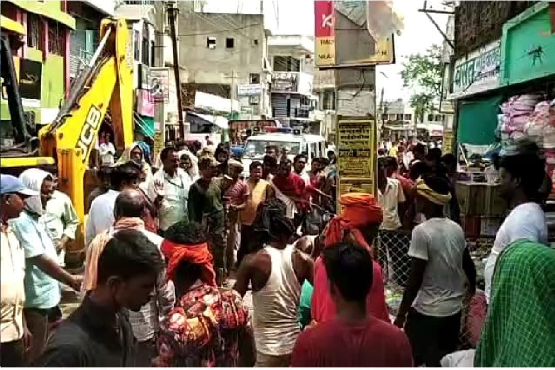 मुंगेर में अवैध अतिक्रमण के विरुद्ध चलाया गया बुलडोजर, दुकानदारों ने विरोध करते हुए किया हंगामा