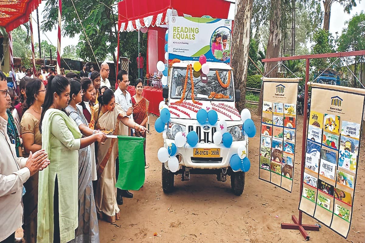 बच्चों में पढ़ाई के प्रति रुचि जगाने के लिए नयी योजना की शुरुआत, मोबाइल लाइब्रेरी वैन को किया रवाना