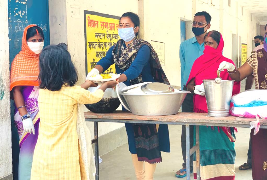 बड़कागांव विधायक की पहल पर खुला दाल-भात केंद्र, खुद विधायक ने बांटा भोजन