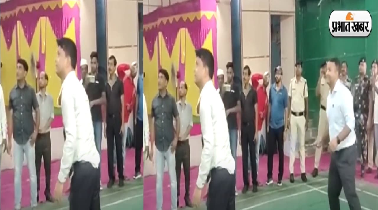 रोहतास डीएम ने बालक बालिका बैडमिंटन चैम्पियनशिप का किया उद्घाटन, खुद भी कोर्ट में बहाया पसीना