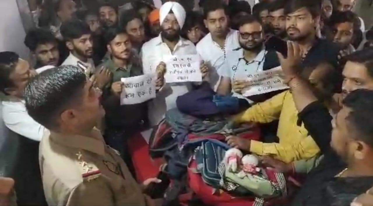 अलीगढ़ में क्रिमिनल हिस्ट्री खुलने पर स्कूली बैग लेकर थाने पहुंचे भाजपा नेता, बोले- कैसे पढ़ेंगे हमारे बच्चे