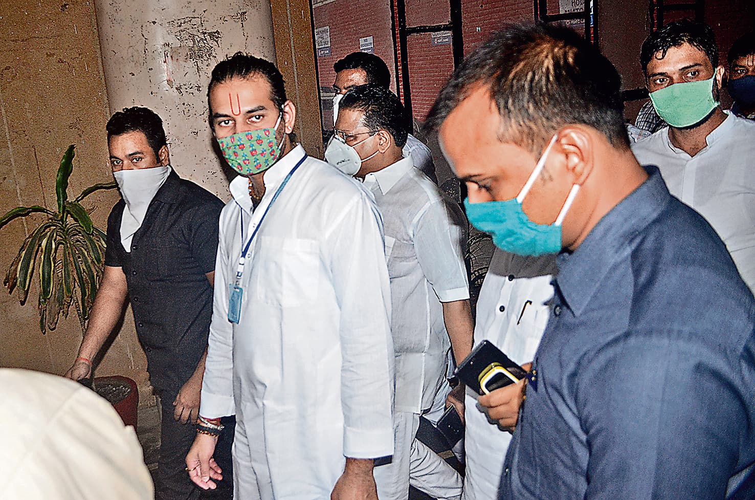 नंगे पांव लोकनायक आवास पहुंचे तेज प्रताप, कहा तेजस्वी से कोई झगड़ा नहीं