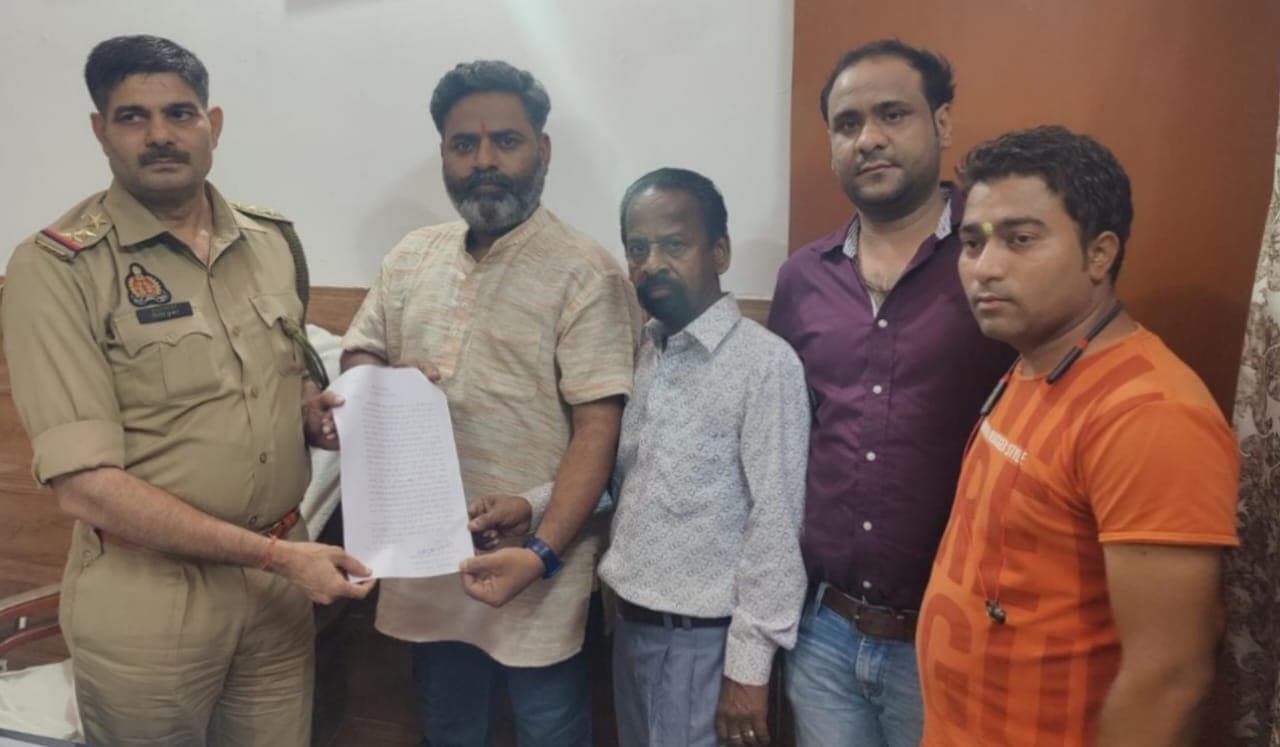 अलीगढ़ में 'आदिपुरुष' का विरोध, निर्माता-निर्देशक और सेंसर बोर्ड चेयरमैन के खिलाफ हिन्दू महासभा ने दी तहरीर