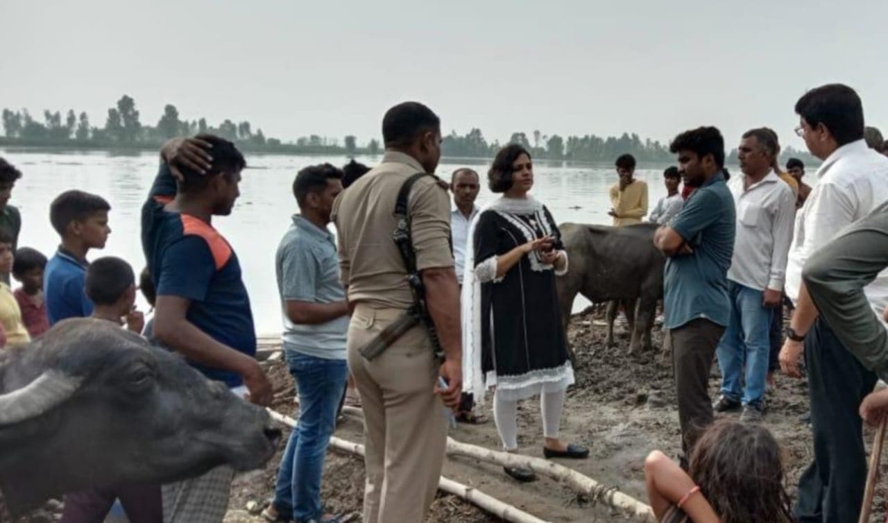 अलीगढ़ में गंगा और यमुना का जलस्तर खतरे के निशान के करीब, एडीएम ने लिया जायजा