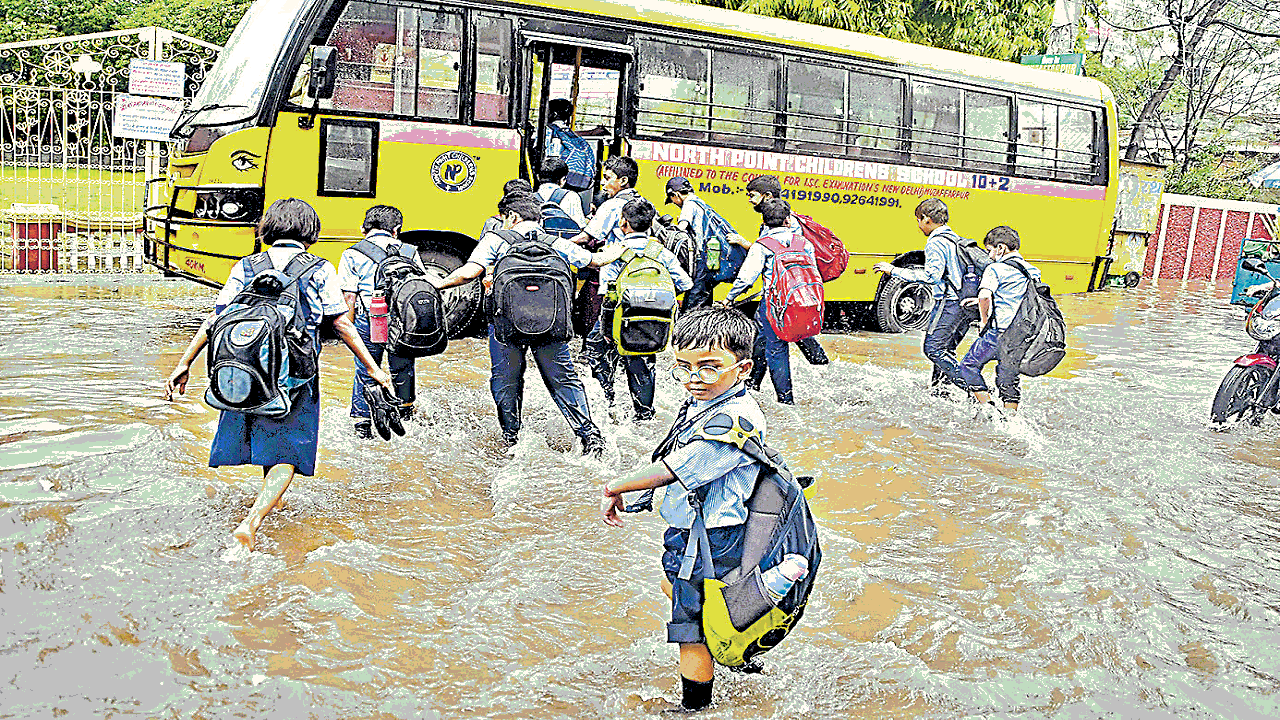 मुजफ्फरपुर में 40 मिनट की बारिश से डूबा कल्याणी मोतीझील व स्टेशन रोड, रेलवे कॉलोनी के घरों में घुसा पानी