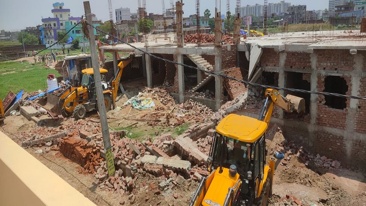 पटना में 95 घरों पर चला बुलडोजर, विरोध में फेंका बम, जवाब में दागे आंसू गैस के गोले, 25 की हुई गिरफ्तारी