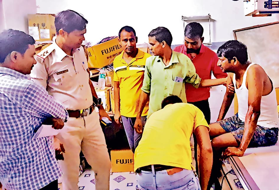 बिहार में शराब तस्करों ने थानाध्यक्ष सहित दो पुलिस कर्मियों को रौंदा, बाल-बाल बची जान