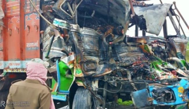 टक्कर के बाद ट्रक में लगी आग, जिंदा जले चालक और खलासी