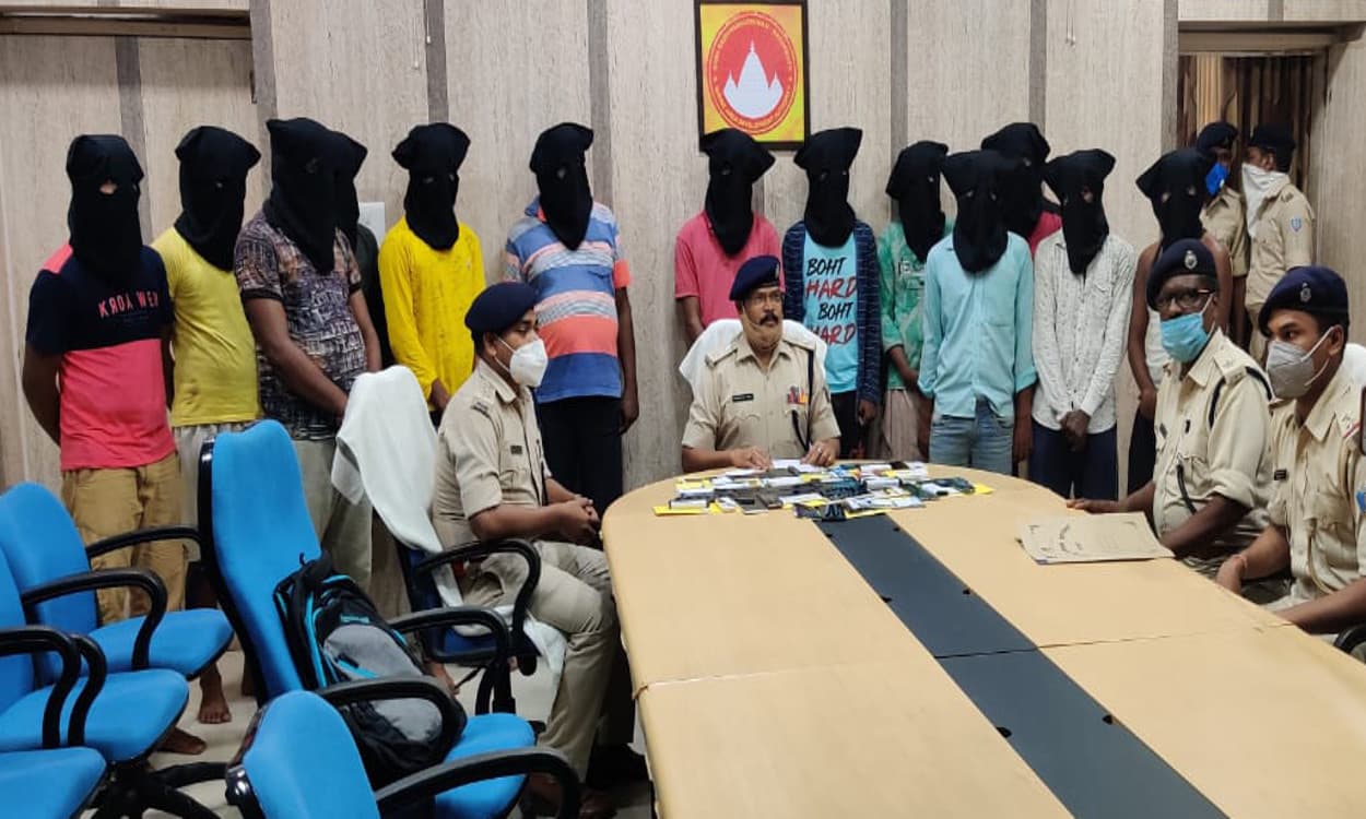 सारवां एवं चितरा से 13 साइबर क्रिमिनल गिरफ्तार, 58 सिम कार्ड समेत अन्य सामान बरामद