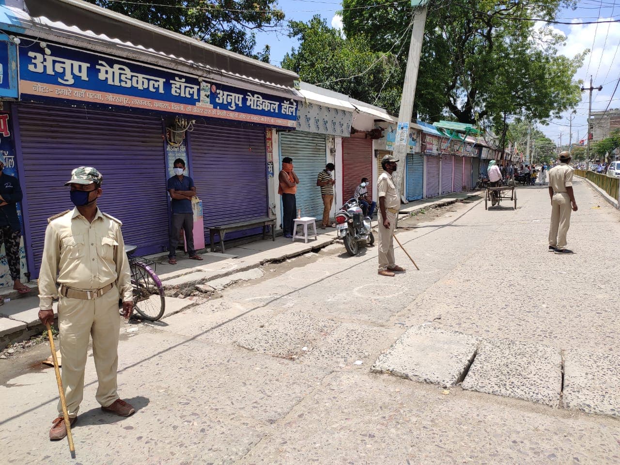 एसडीओ आवास से तोड़े आम, तो एसडीओ ने बंद करायी शहर की दुकानें