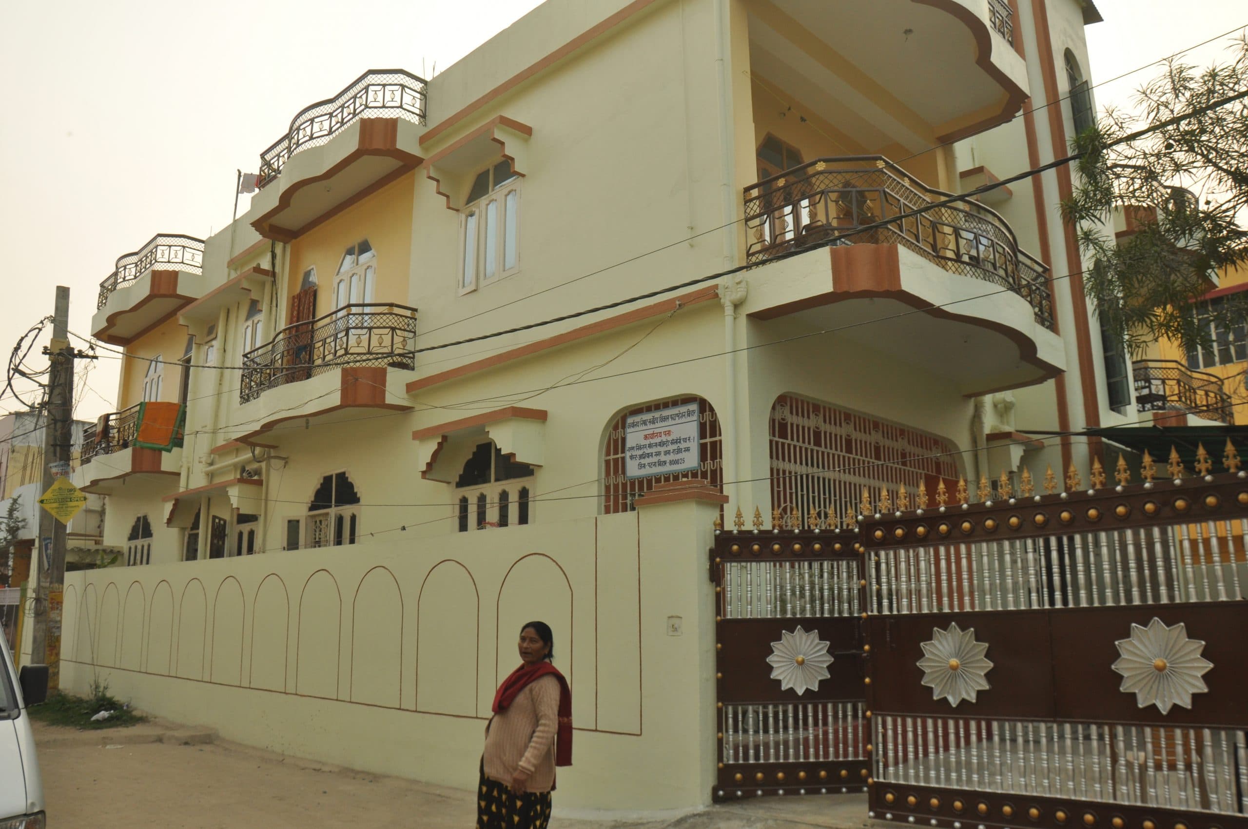 भूमि संरक्षण निदेशक के घर में निगरानी की रेड, जमीन के कागजात, बैंक अकाउंट्स, पॉलिसी और 5 लाख कैश जब्त