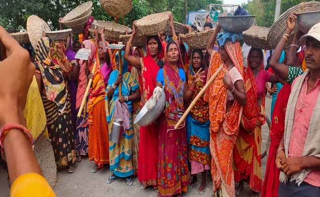 मनरेगा में काम नहीं मिलने पर मजदूरों ने जाम की सड़क, कहा- लॉकडाउन के कारण भुखमरी के कगार पर पहुंचे