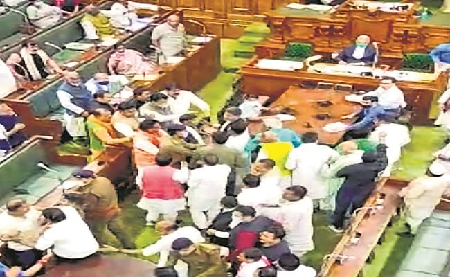 बिहार विधानसभा में भिड़े सत्ता व विपक्ष के सदस्य, टूटीं परंपरा और मर्यादाएं, सदन के माइक तोड़े