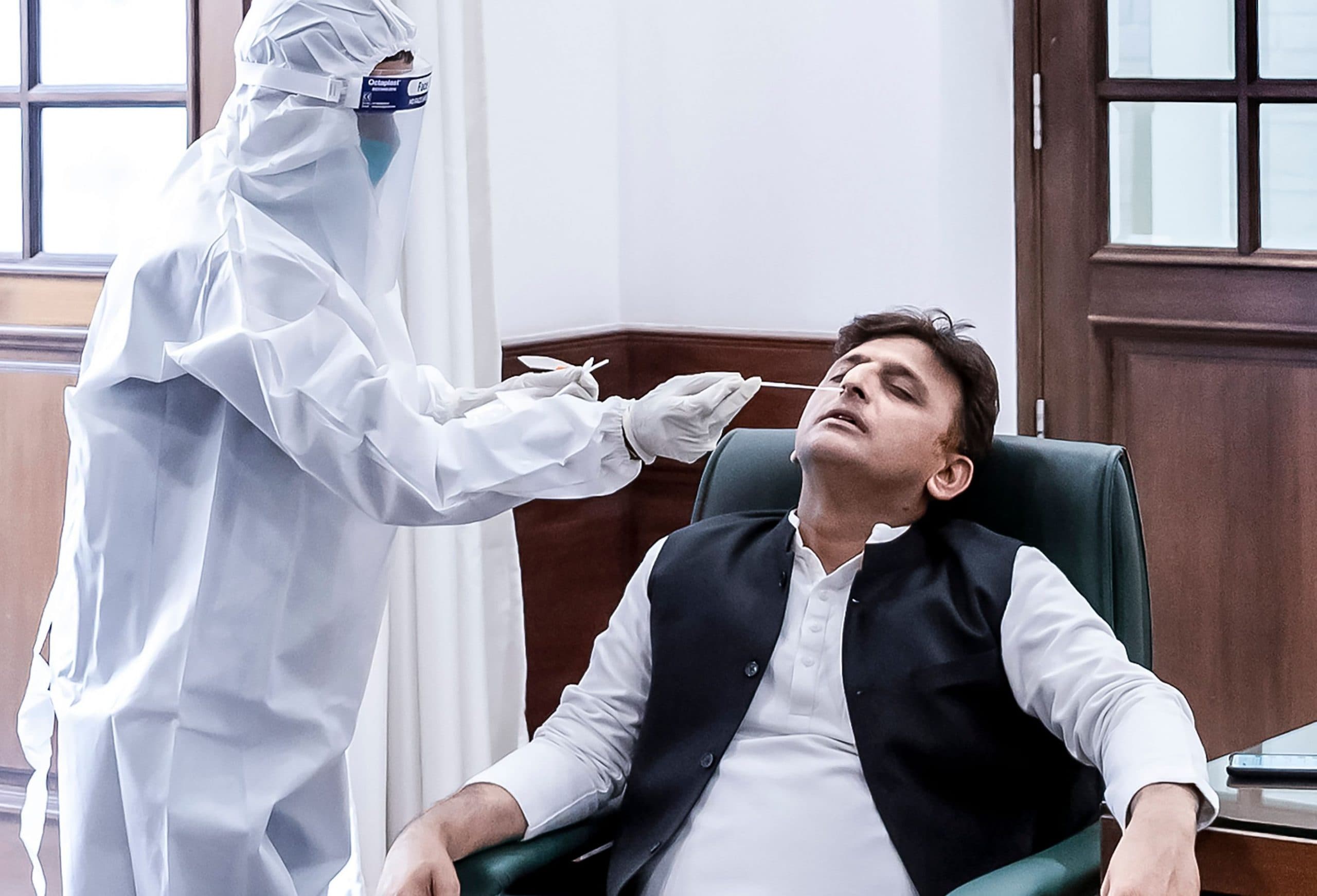 UP News: अखिलेश यादव ने कोरोना जांच के लिए दिया सैंपल, फोटो ट्वीट कर योगी सरकार पर साधा निशाना