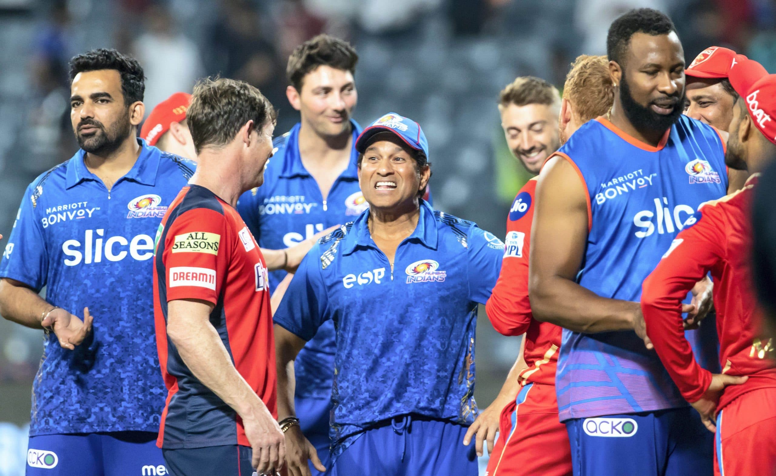 IPL 2022: दिग्गज जोंटी रोड्स ने मैदान में छू लिये सचिन तेंदुलकर के पांव, देखें दिल छू लेने वाला VIDEO