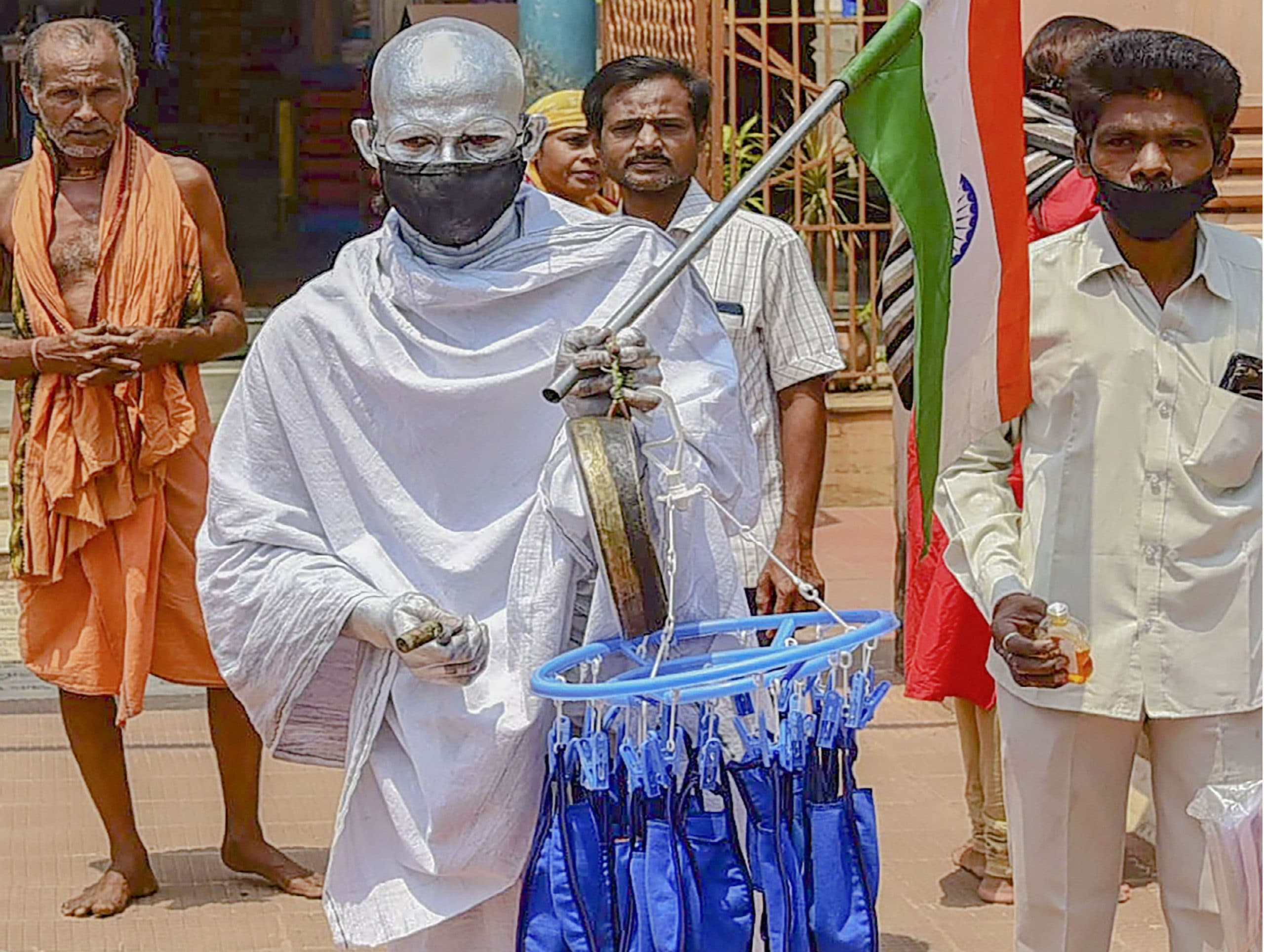 COVID-19 : जब मास्क और सैनिटाइजर बांटने पहुंचे महात्मा गांधी ! तसवीरें वायरल