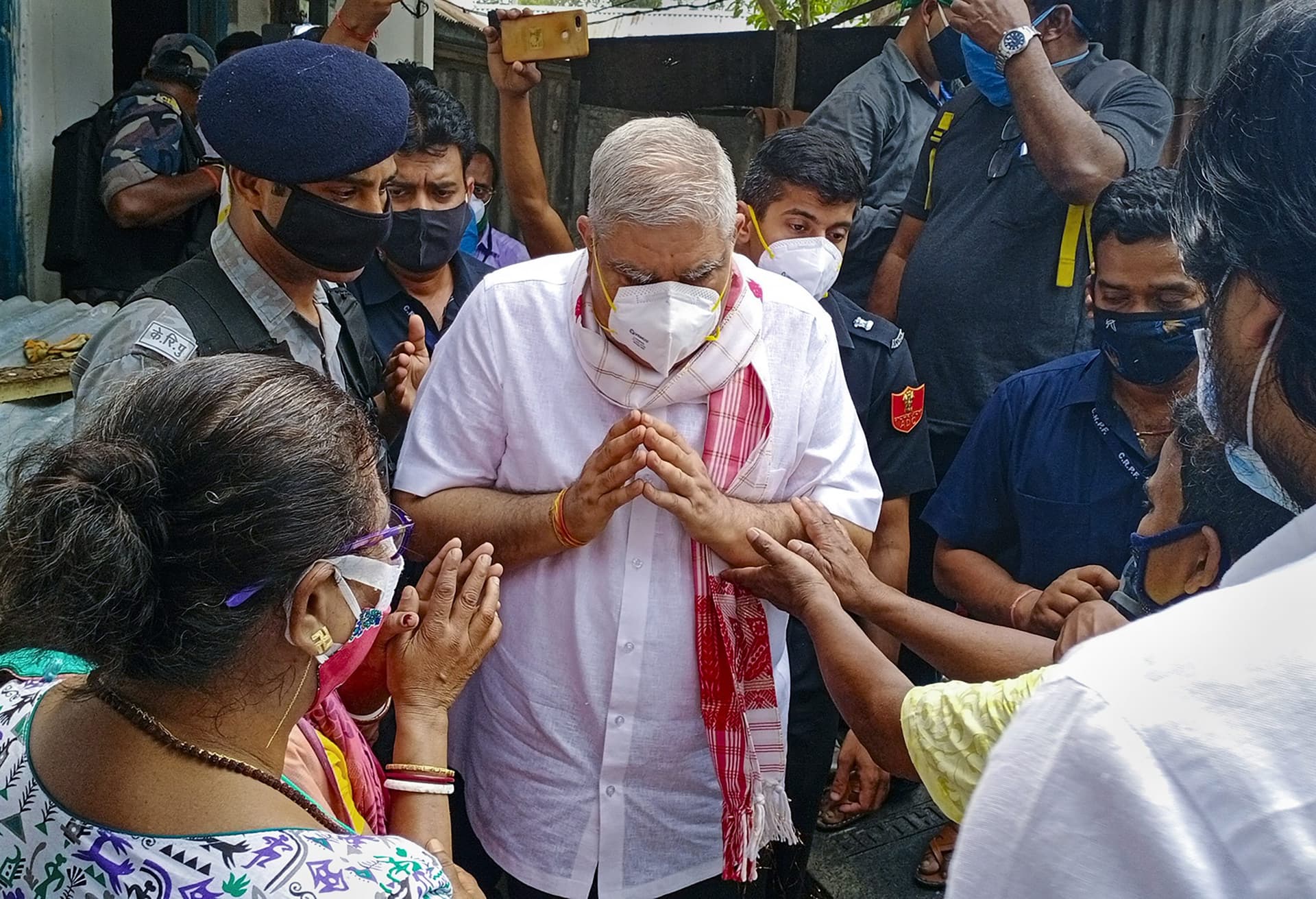 बंगाल के राज्यपाल जगदीप धनखड़ को दिखाये काले झंडे, चुनाव बाद हिंसा का जायजा लेने गये थे कूचबिहार बंगाल के राज्यपाल जगदीप धनखड़ को दिखाये काले झंडे, चुनाव बाद हिंसा का जायजा लेने गये थे कूचबिहार