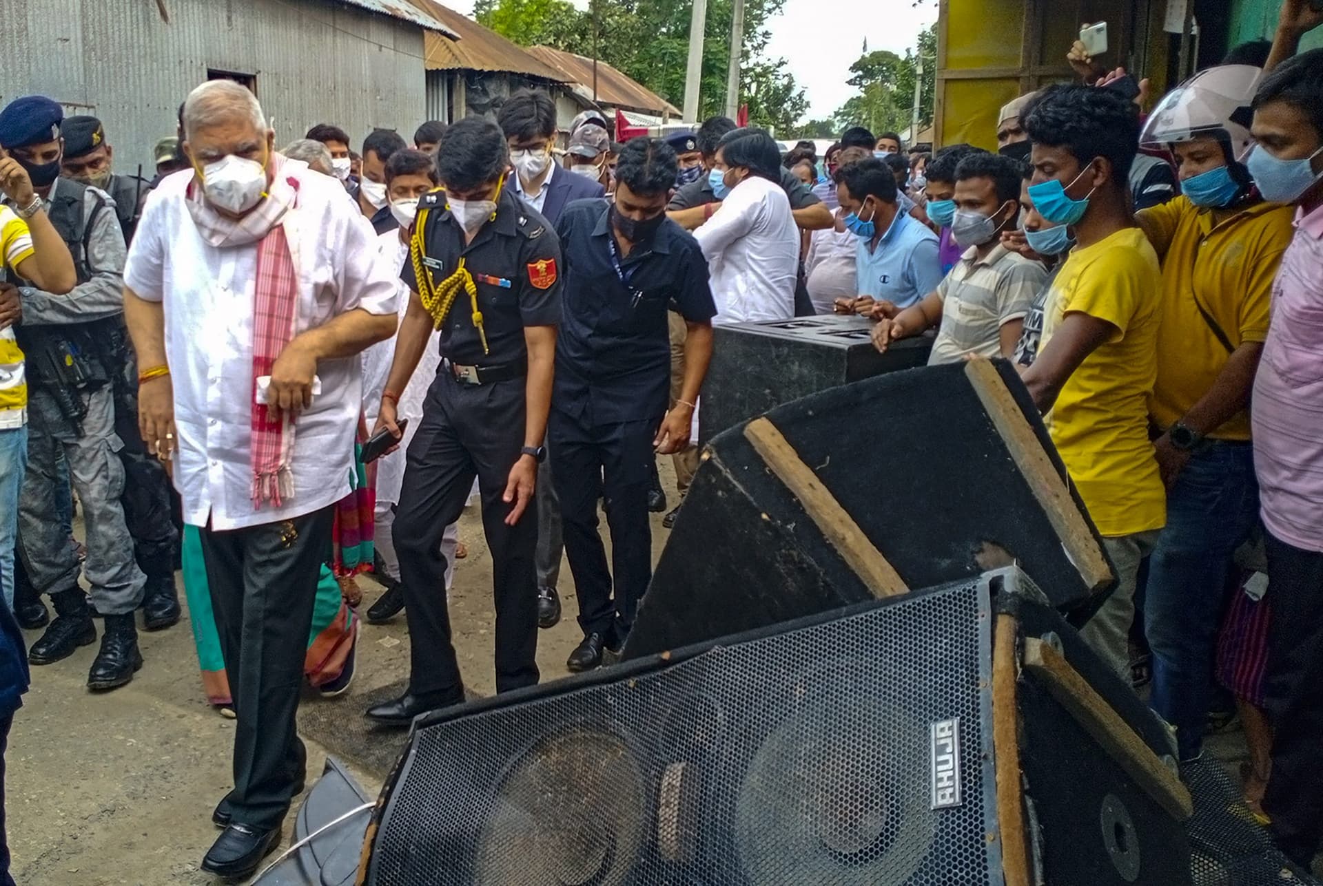 गुस्से से लाल राज्यपाल कार से बाहर निकले और पुलिस अधिकारियों को लगायी फटकार, टीएमसी राष्ट्रपति को चिट्ठी लिखने को तैयार