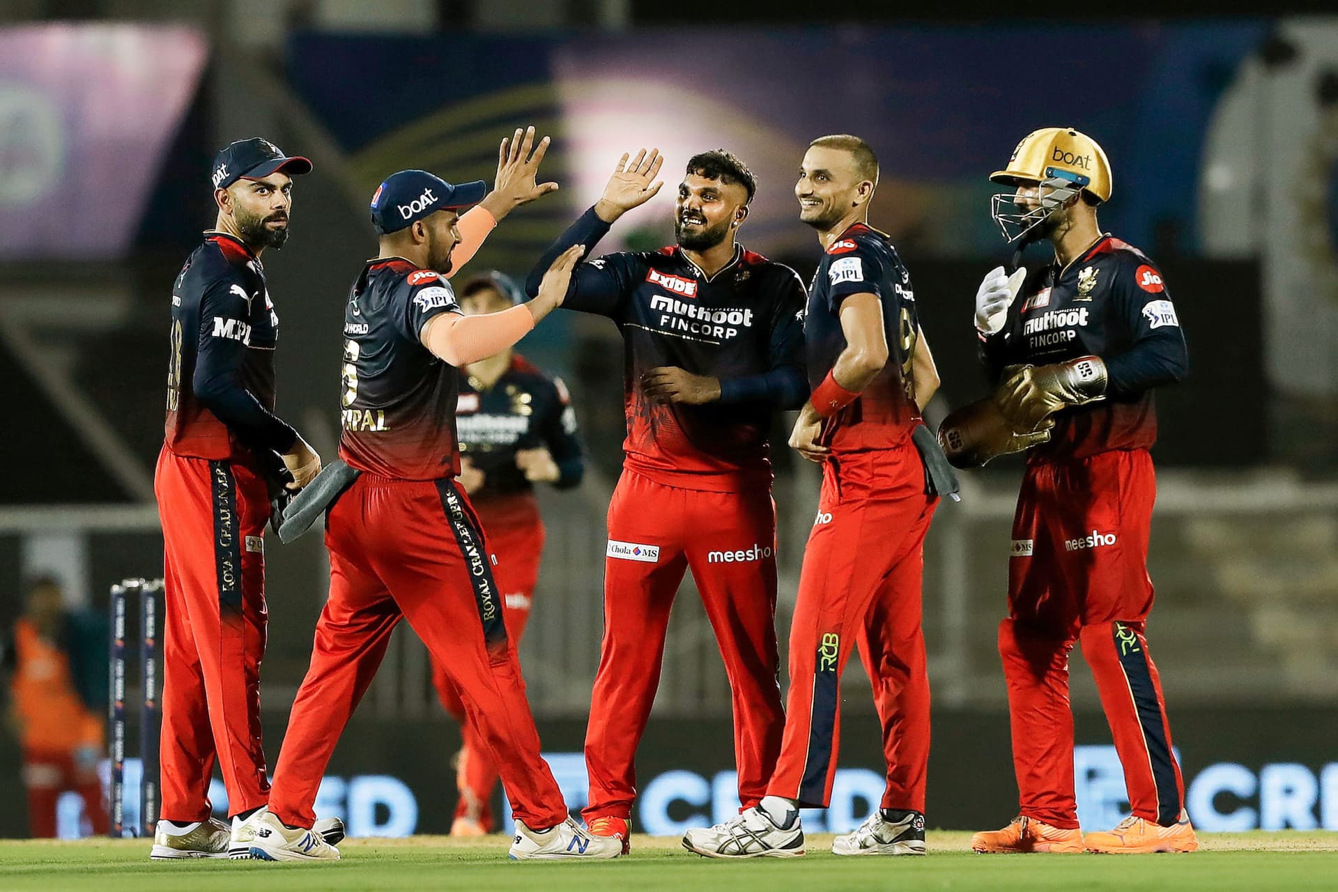 IPL 2022: सचिन तेंदुलकर ने की आरसीबी के स्टार गेंदबाज की तारीफ, कहा – डेथ ओवरों में भारत का लीडिंग बॉलर