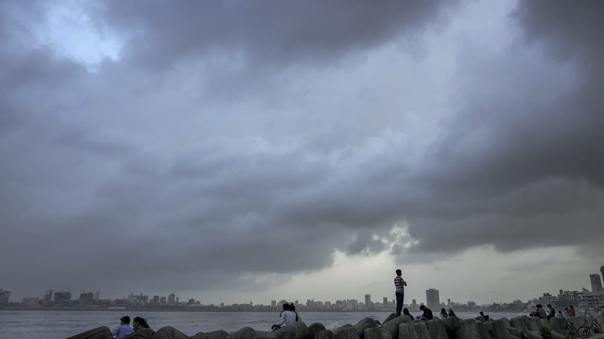 Bihar Monsoon: 30 वर्षों में औसतन 162.2 एमएम बारिश हुई जून में, इस साल अब तक 81 फीसदी कम हुई वर्षा Bihar Monsoon: 30 वर्षों में औसतन 162.2 एमएम बारिश हुई जून में, इस साल अब तक 81 फीसदी कम हुई वर्षा