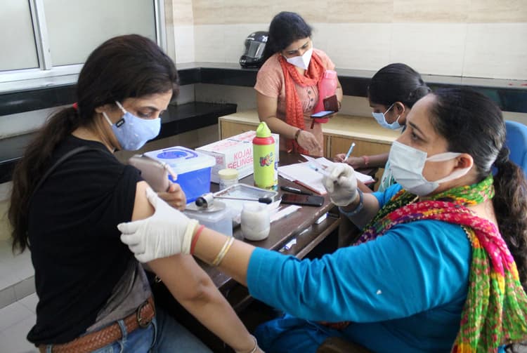 Corona Third Wave in India : तीसरी लहर होगी दूसरी से खतरनाक ? 24 घंटे में आये 30,000 से ज्यादा कोरोना केस