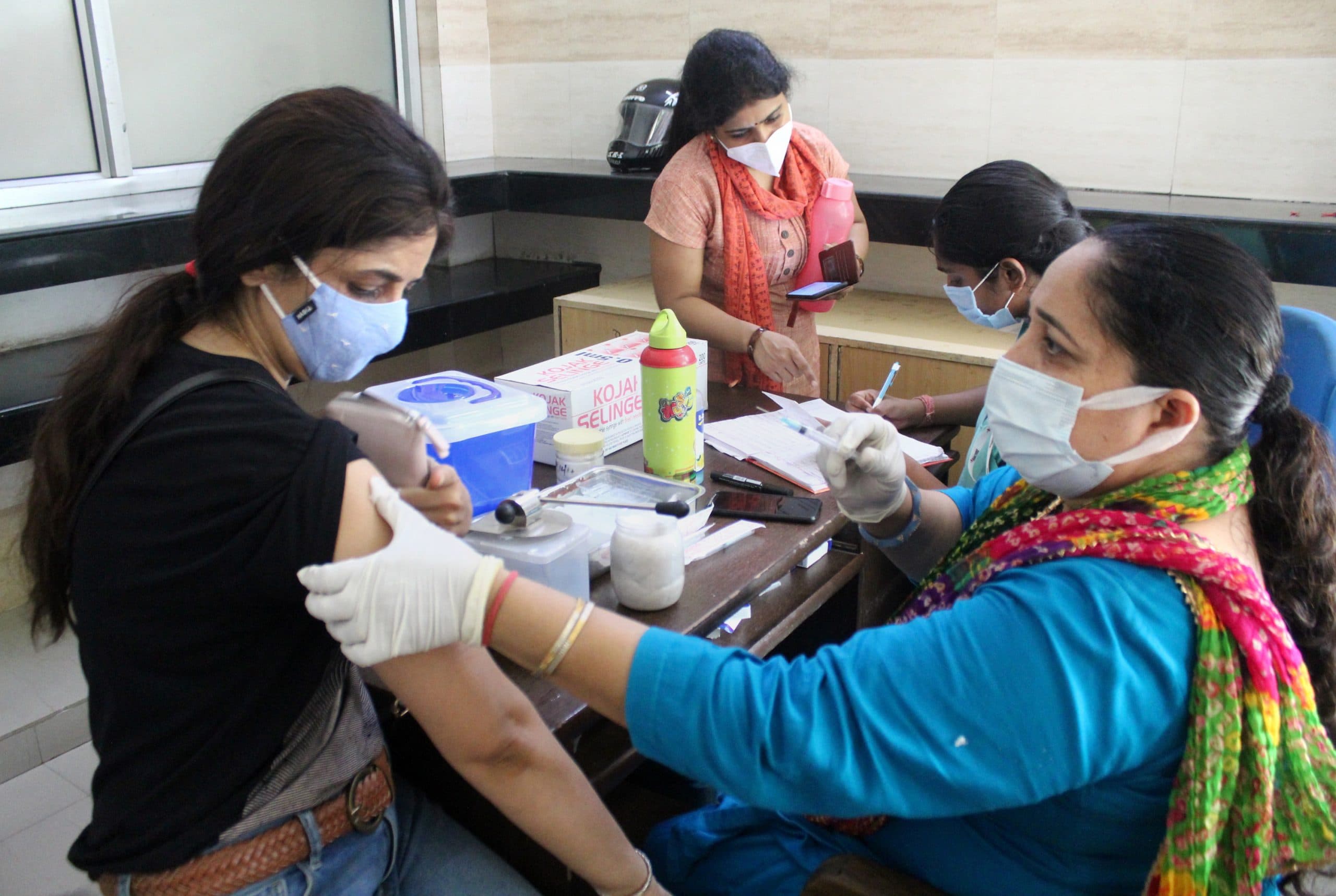 देश में कोरोना टीकाकरण की रफ्तार पड़ी धीमी, जुलाई के लक्ष्य से अब भी 3.5 करोड़ डोज दूर है भारत