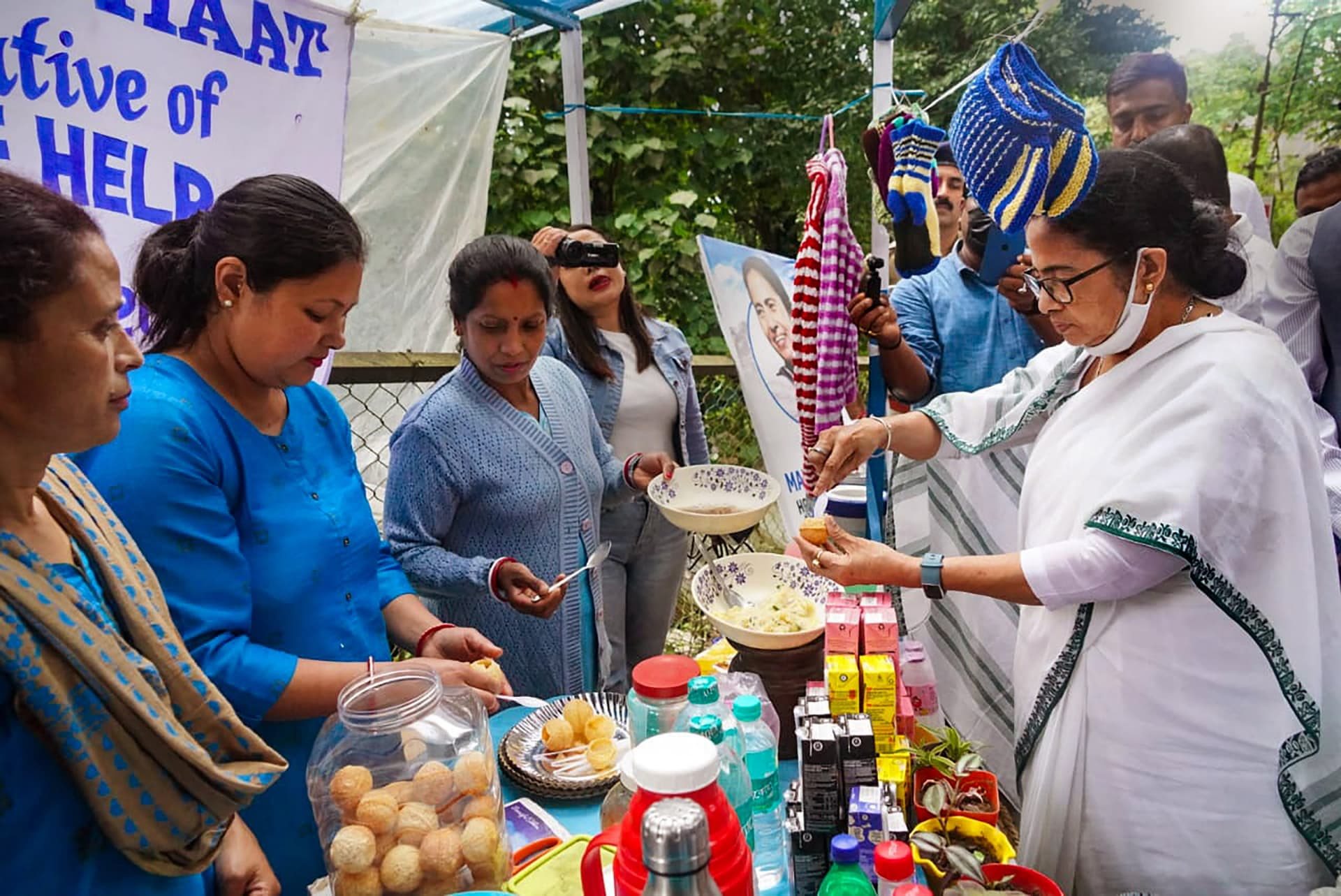 Mamata Banerjee Viral Video : ममता बनर्जी खास व्यंजन बनातीं कैमरे में हुईं कैद, देखें यहां पूरा वीडियो Mamata Banerjee Viral Video : ममता बनर्जी खास व्यंजन बनातीं कैमरे में हुईं कैद, देखें यहां पूरा वीडियो