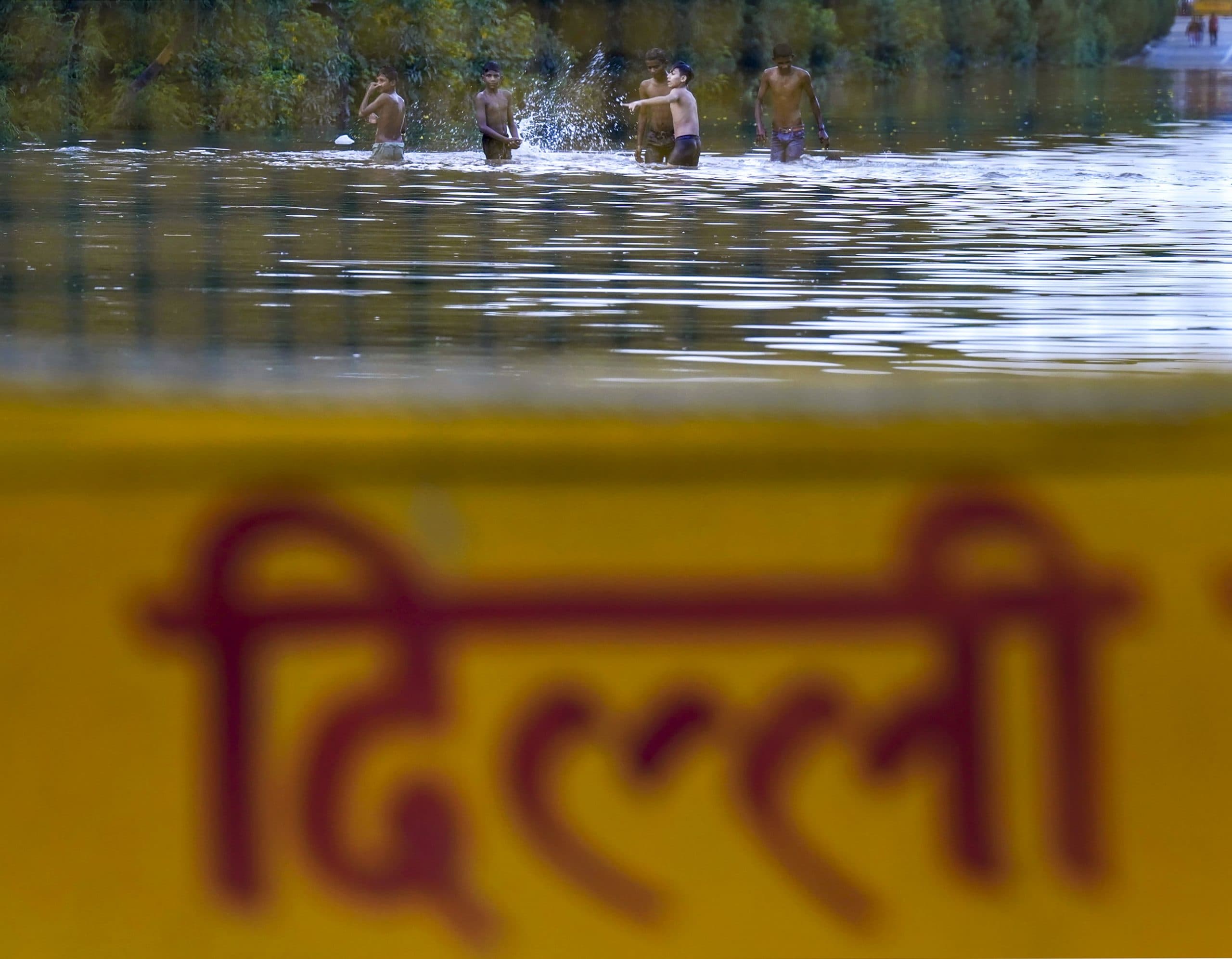 ITO, लालकिला के साथ-साथ राजघाट के पास भरा पानी, डूबी दिल्ली, तस्वीरों में देखें हाल