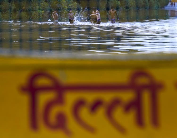 ITO, लालकिला के साथ-साथ राजघाट के पास भरा पानी, डूबी दिल्ली, तस्वीरों में देखें हाल