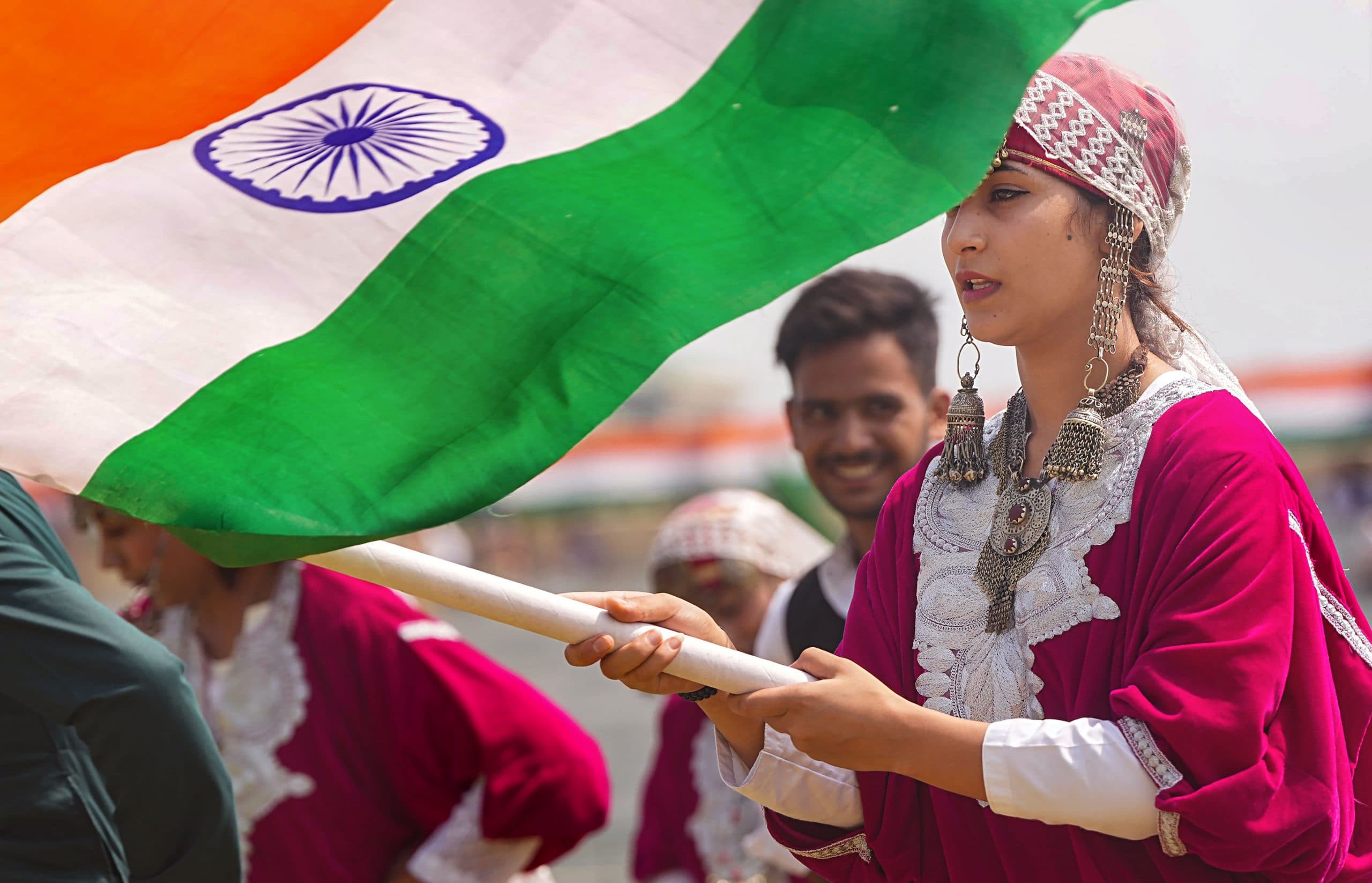 PHOTOS: 'सारा भारत ये कहे देश में एका रहे', कश्मीर में तिरंगा ले निकलें सैंकड़ों लोग