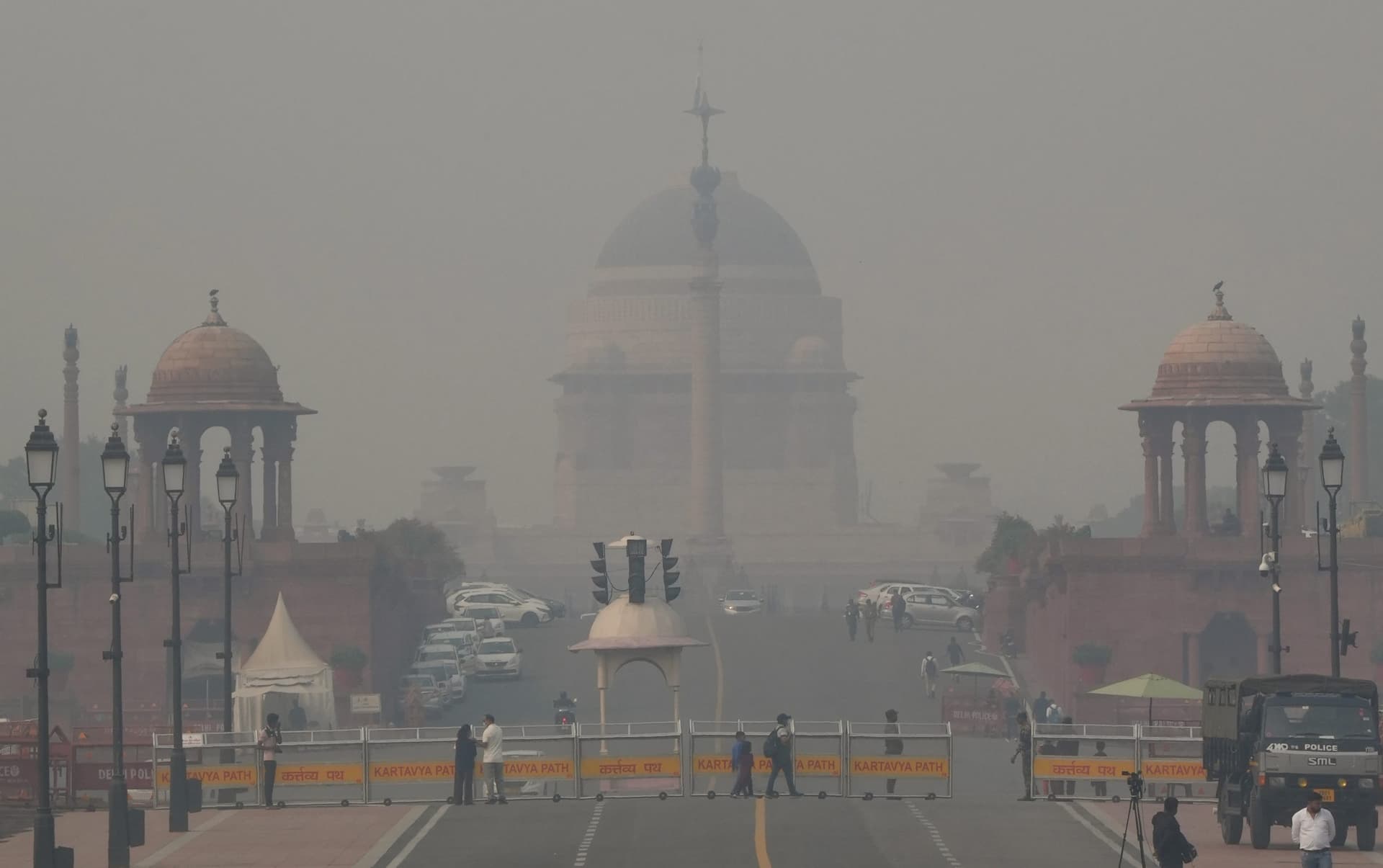 Delhi Weather : दिल्ली की वायु गुणवत्ता ‘गंभीर’ श्रेणी में, जानें मौसम का हाल