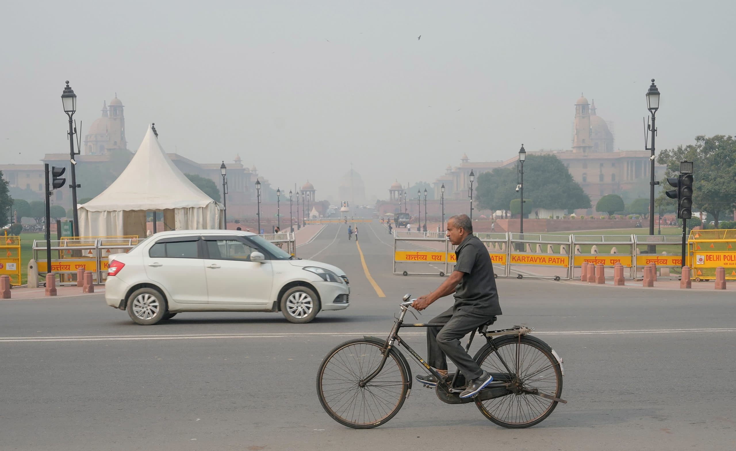 वायु प्रदूषण से त्रस्त दिल्ली के लोगों की जेब पर लगा जोर का झटका, एनडीएमसी ने बढ़ाई पार्किंग चार्ज