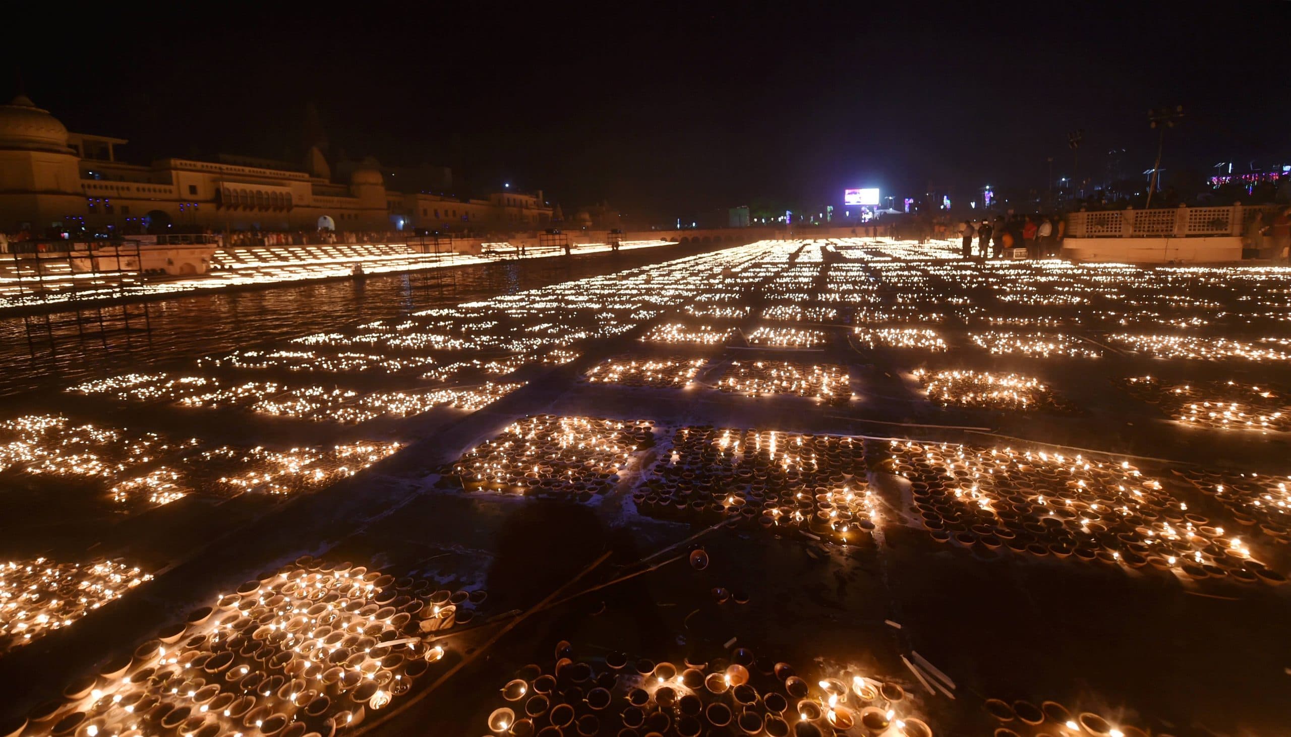Diwali 2020 IN PICS : अयोध्या में बना दीये जलाने का वर्ल्ड रिकॉर्ड, केदारनाथ और अक्षरधाम मंदिर हुए रौशन
