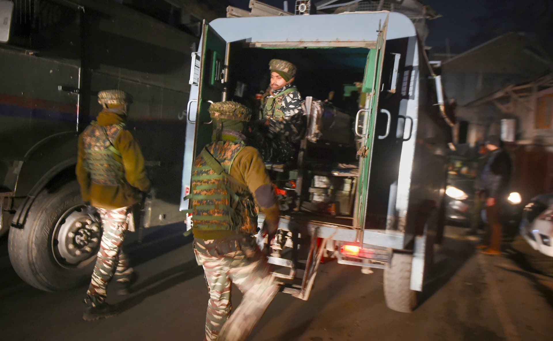 Terrorist Attack: लापरवाही की वजह से हुआ श्रीनगर में आतंकी हमला! बस नहीं थी बुलेटप्रूफ और… Terrorist Attack: लापरवाही की वजह से हुआ श्रीनगर में आतंकी हमला! बस नहीं थी बुलेटप्रूफ और…