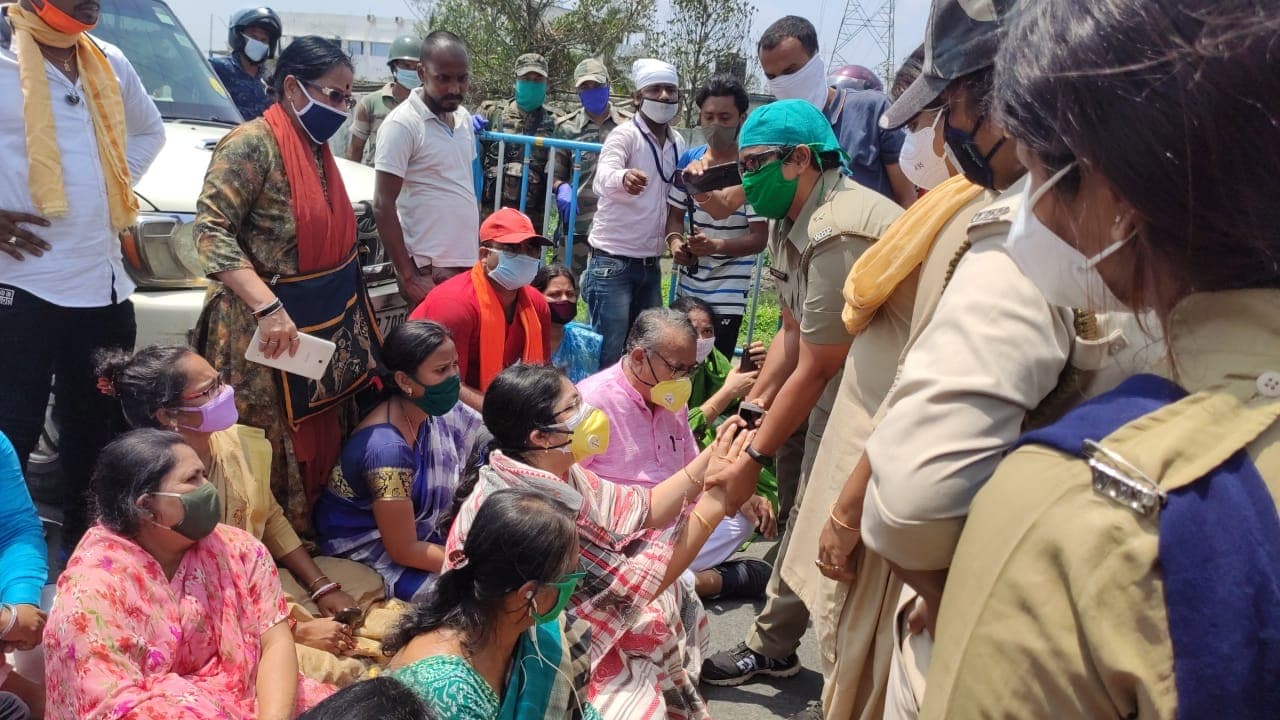 भाजपा सांसद लॉकेट चटर्जी को राहत सामग्री बांटने से रोका, समर्थकों संग धरने पर बैठीं
