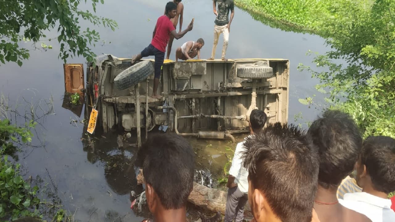 Bihar News: तेज रफ्तार बस बाइक सवार को रौंदते हुए पानी भरे गड्ढे में पलटी, एक की मौत, 15 की हालत गंभीर
