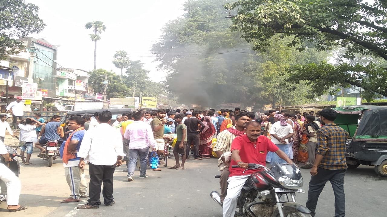 मुजफ्फरपुर में बालू उतारते समय हाइटेंशन तार से सटा हाइवा, जिंदा जलकर मर गया चालक